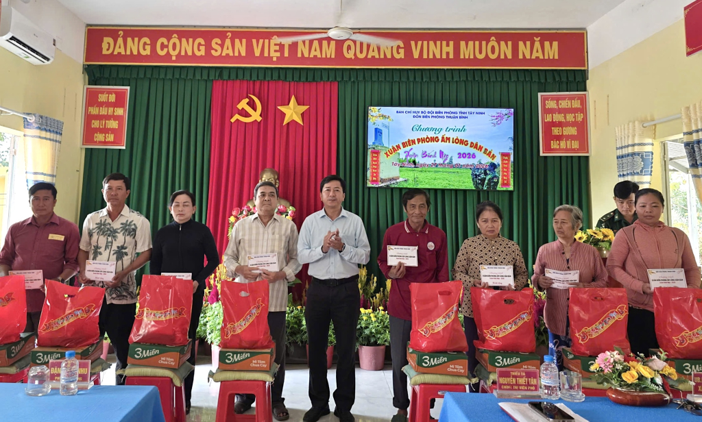 Lãnh đạo địa phương trao quà Tết cho các hộ dân