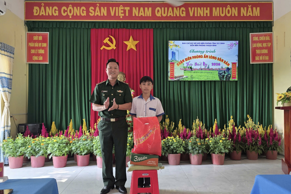 Đồn Biên phòng Thuận Bình trao quà cho con nuôi biên phòng
