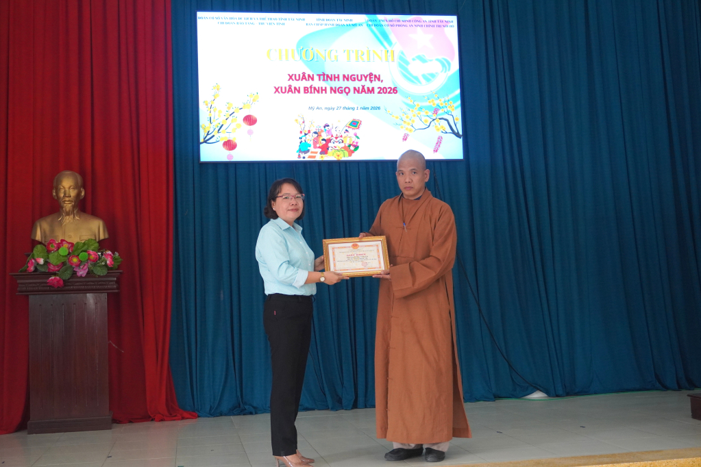 Chủ tịch Ủy ban MTTQVN xã Bùi Thị Trúc Linh gửi lời cảm ơn đến mạnh thường quân 