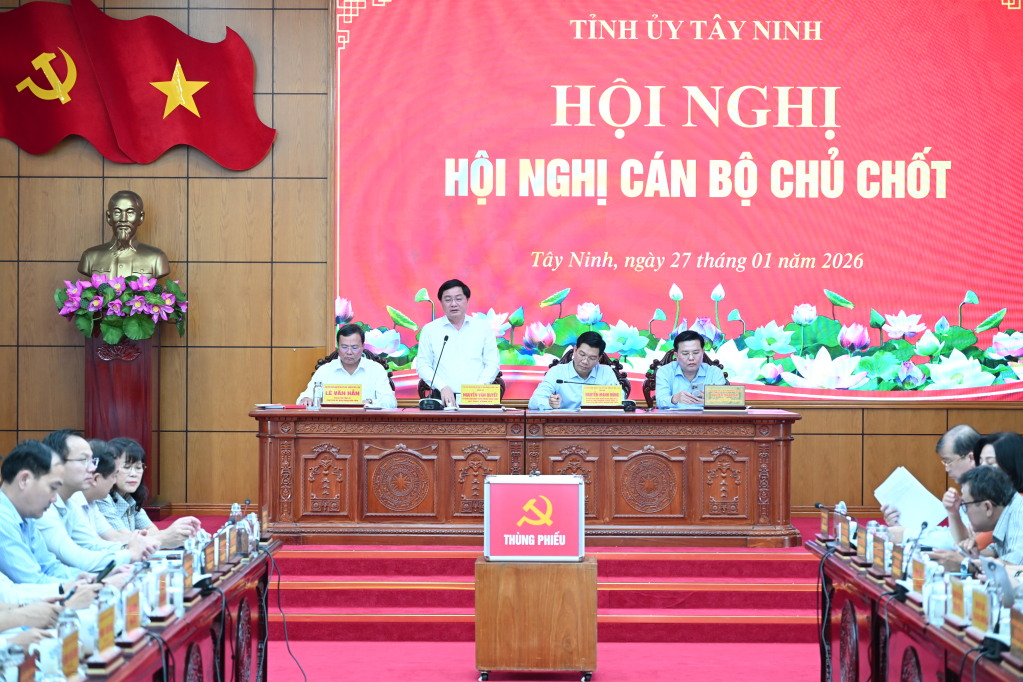 Bí thư Tỉnh ủy Nguyễn Văn Quyết phát biểu tại hội nghị