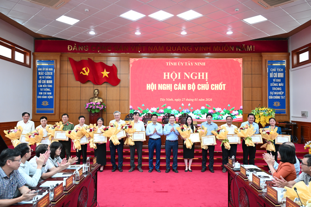 Phó Bí thư Thường trực Tỉnh ủy, Chủ tịch HĐND tỉnh Nguyễn Mạnh Hùng và Phó Bí thư Tỉnh ủy, Chủ tịch UBMTTQVN tỉnh Nguyễn Thanh Hải tặng Bằng khen và hoa cho các Đảng bộ hoàn thành xuất sắc nhiệm vụ