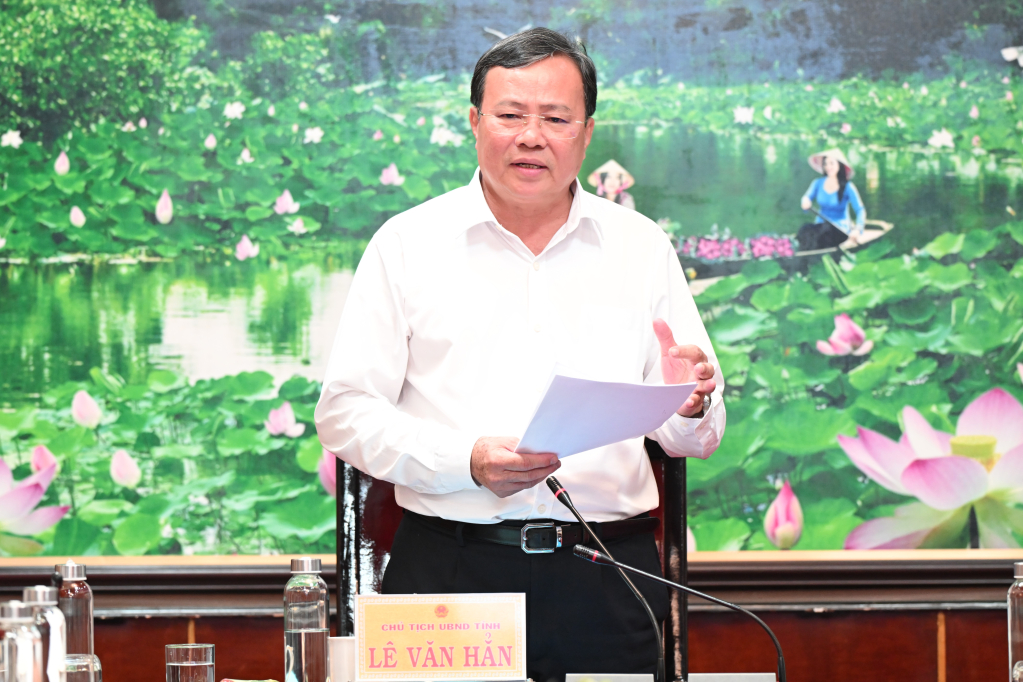 Phó Bí thư Tỉnh ủy, Chủ tịch UBND tỉnh Lê Văn Hẳn phát biểu tại hội nghị