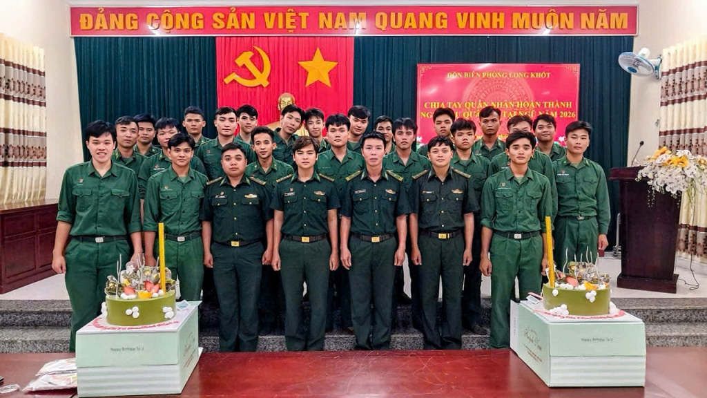 Cán bộ, chiến sĩ chụp ảnh lưu niệm cùng quân nhân xuất ngũ năm 2026