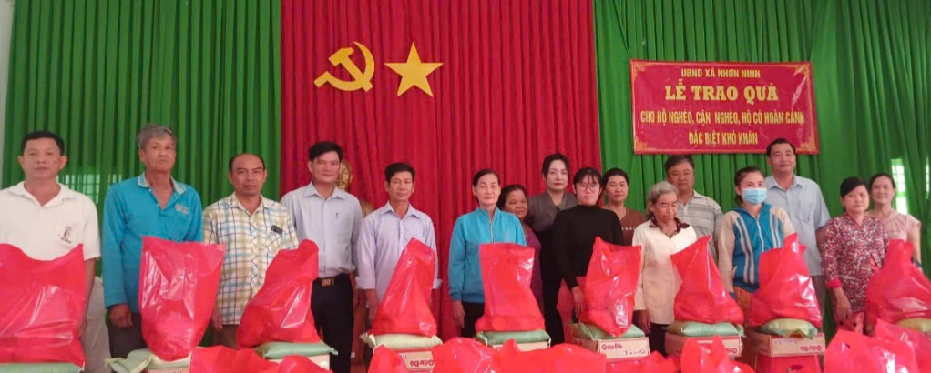 Lãnh đạo địa phương, nhà hảo tâm tặng quà Tết cho người dân