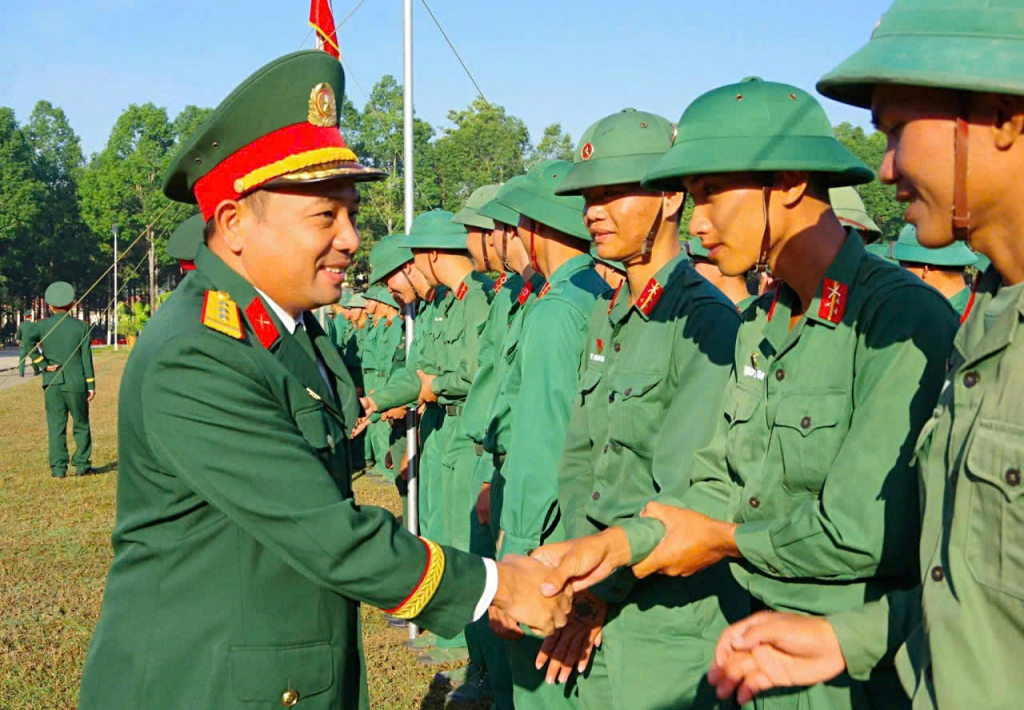 Thượng tá Hoàng Mạnh Hiến - Bí Thư Đảng ủy, Chính ủy Trung đoàn 271, Sư đoàn 5 gặp gỡ chiến sĩ hoàn thành nghĩa vụ quân sự trở về địa phương