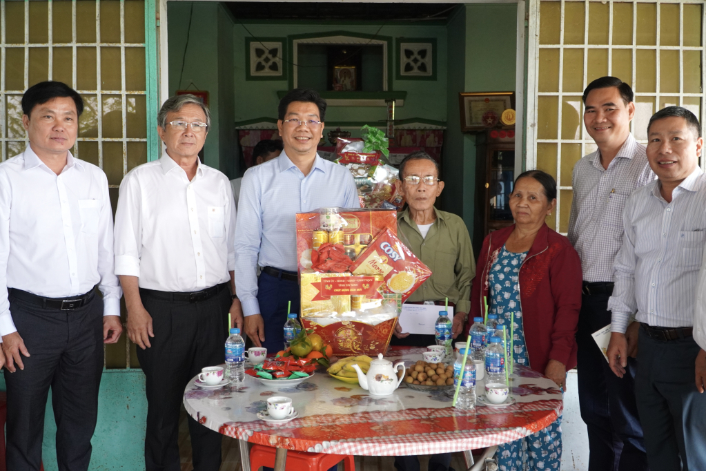 Ủy viên BCH Trung ương Đảng, Phó Bí thư Thường trực Tỉnh ủy, Chủ tịch HĐND tỉnh Tây Ninh Nguyễn Mạnh Hùng chúc Tết gia đình Thương binh