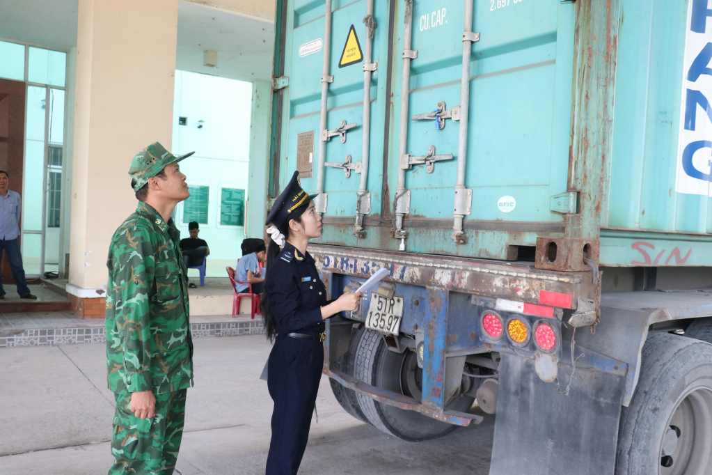 Lực lượng chức năng kiểm tra phương tiện, hàng hóa thông quan tại Cửa khẩu Bình Hiệp