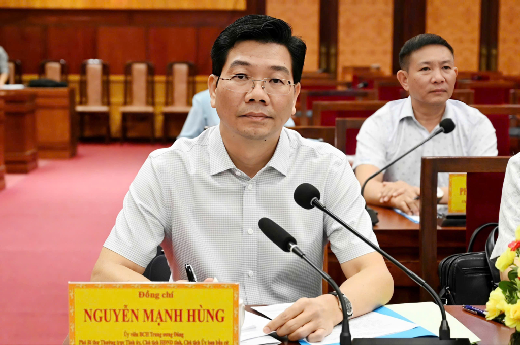 Ủy viên Trung ương Đảng, Phó Bí thư Thường trực Tỉnh ủy, Chủ tịch HĐND tỉnh, Chủ tịch Ủy ban bầu cử tỉnh Nguyễn Mạnh Hùng tại phiên họp