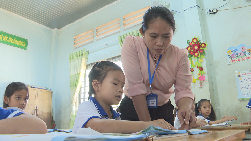 Cô Lâm Thị Ra dạy học sinh lớp 1 đọc chữ