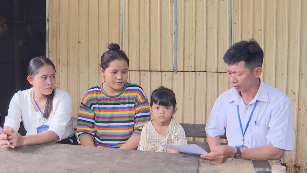 Cô Lâm Thị Ra cùng Ban giám hiệu Trường Tiểu học Tân Đông vận động học sinh đến trường đầu năm học mới