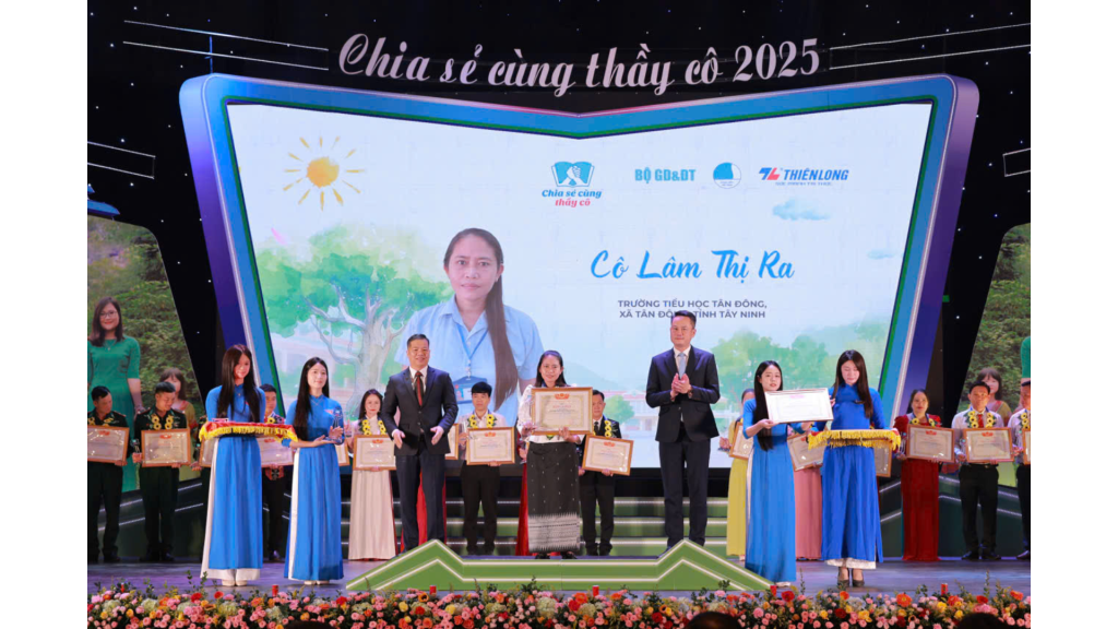 Cô Lâm Thị Ra vinh dự được nhận Bằng khen của Bộ trưởng Bộ Giáo dục và Đào tạo vì có nhiều đóng góp cho sự nghiệp giáo dục và tham gia chương trình “Chia sẻ cùng thầy cô” năm 2025