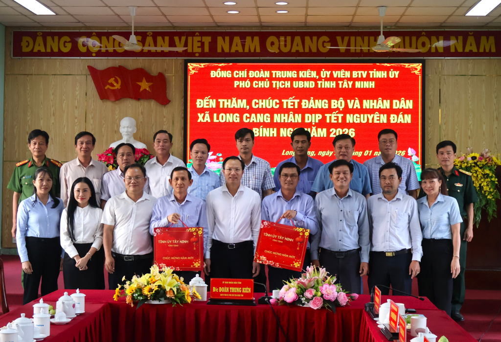 29,01,long,cang,pho,chu,tich,ubnd,tinh,doan,trung,kien,tham,chuc,tet,dang,bo,va,nhan,dan,long,cang,tet,binh,ngo,2026,camtu4,00122629.jpg