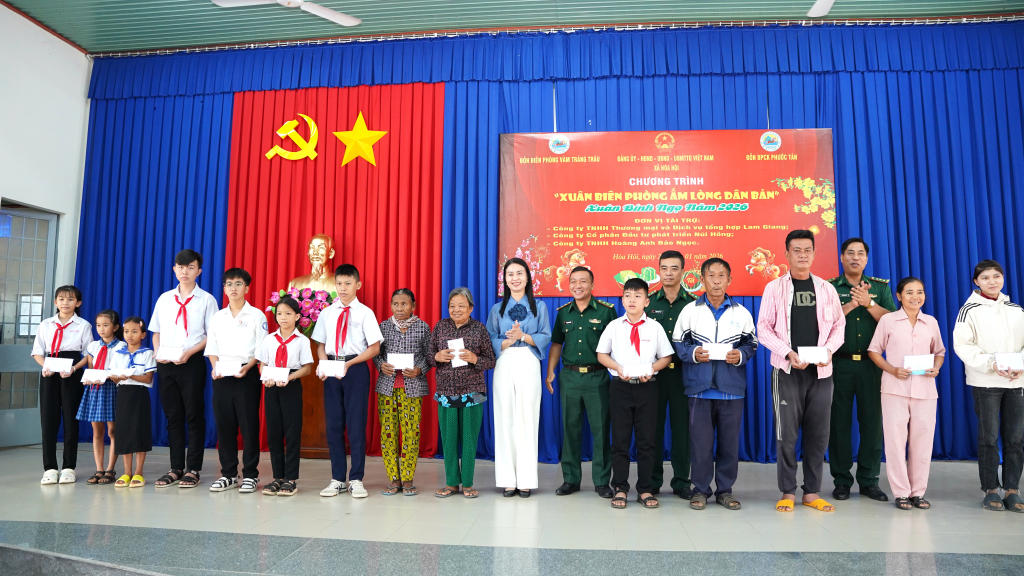 30 hộ dân và học sinh có hoàn cảnh khó khăn trên địa bàn xã Hòa Hội được nhận quà Tết từ Ủy ban MTTQVN tỉnh Tây Ninh