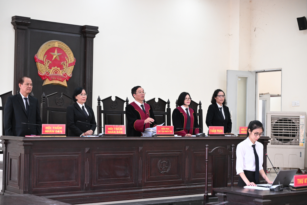 Hội đồng xét xử Tòa án nhân dân tỉnh tuyên phạt bị cáo Sơn mức án tù chung thân