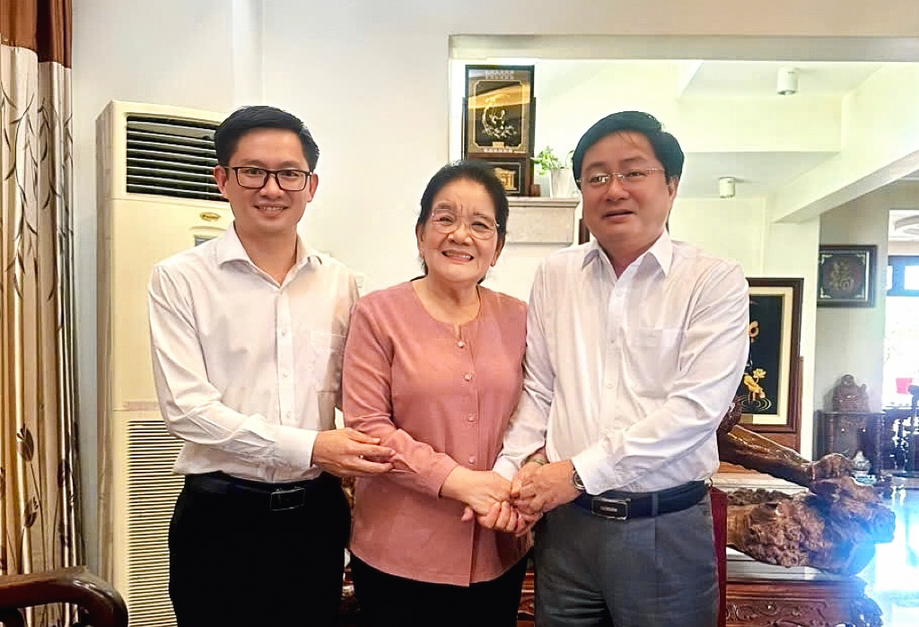 Ủy viên Trung ương Đảng, Bí thư Tỉnh ủy Tây Ninh Nguyễn Văn Quyết thăm, chúc Tết đồng chí Nguyễn Thị Minh