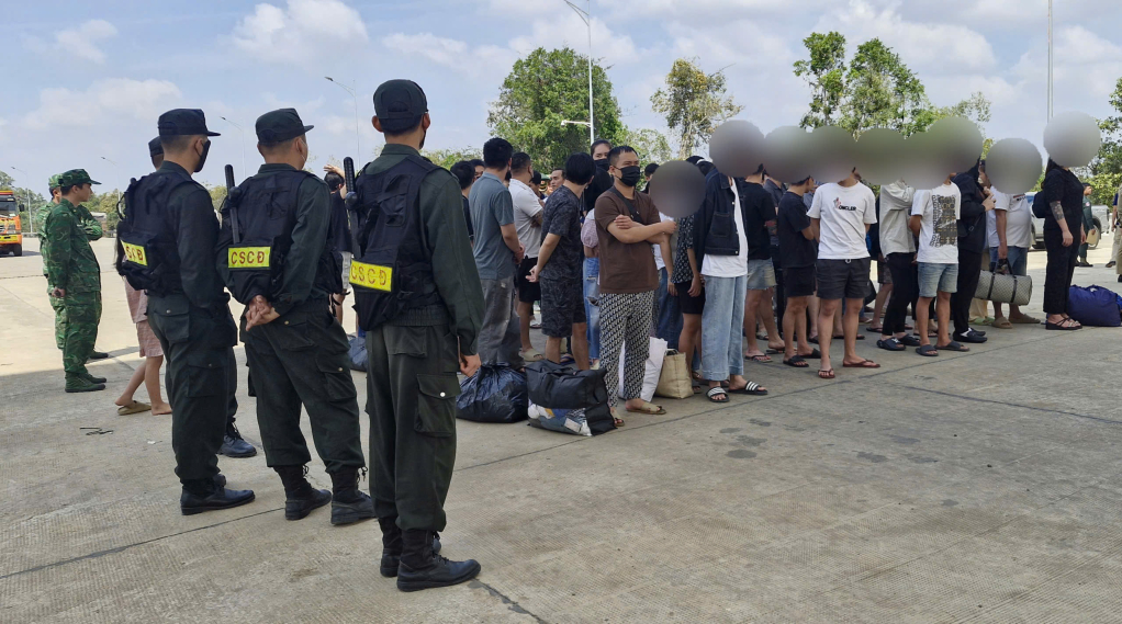 Lực lượng chức năng tiếp nhận các công dân do phía Campuchia trao trả