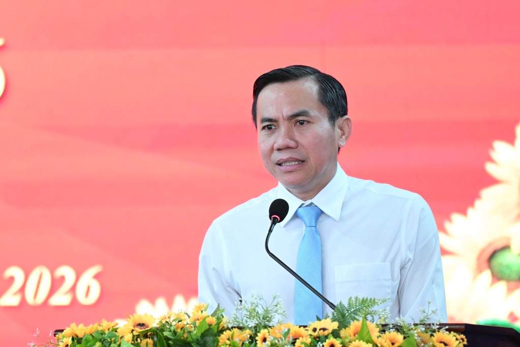 Ủy viên Ban Thường vụ Tỉnh ủy, Bí thư Đảng ủy phường Long An Lê Công Đỉnh chúc mừng và bày tỏ lòng tri đối với các đảng viên được nhận huy hiệu Đảng