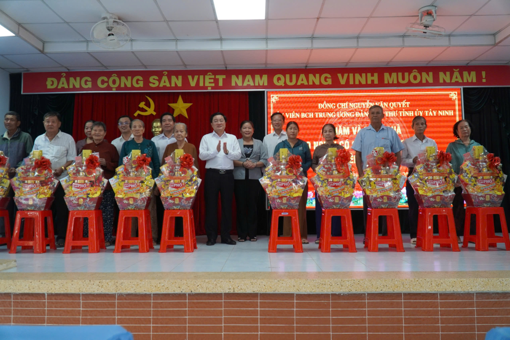 Ủy viên Ban Chấp hành Trung ương Đảng, Bí thư Tỉnh ủy Nguyễn Văn Quyết trao quà cho các gia đình chính sách