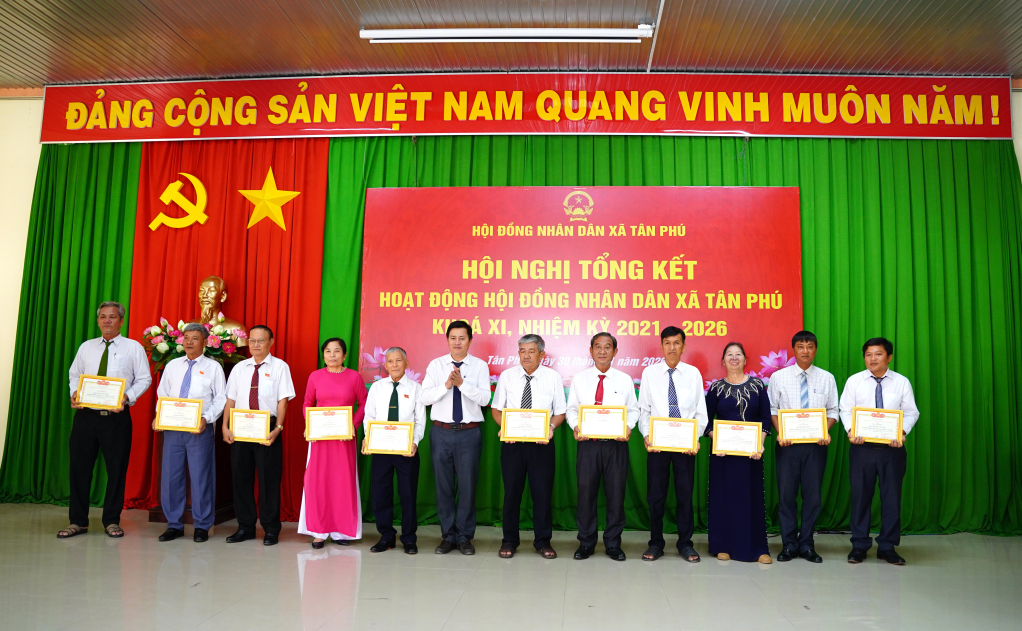 HĐND xã Tân Phú khen thưởng các các cá nhân có thành tích tiêu biểu trong hoạt động của HĐND xã nhiệm kỳ 2021-2026 