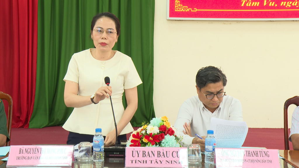 Bà Nguyễn Thị Hồng Phúc, Trưởng Ban Văn hóa – Xã hội HĐND tỉnh, Ủy viên Ủy ban bầu cử tỉnh làm Phó Trưởng đoàn phát biểu tại buổi giám sát