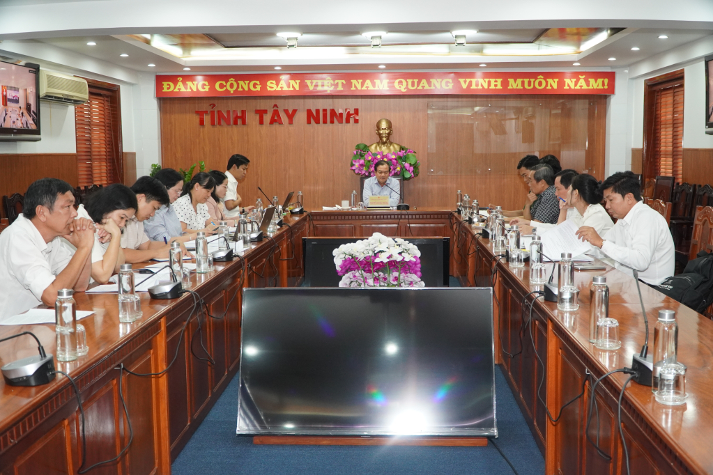 Ủy viên Ban Thường vụ Tỉnh ủy, Phó Chủ tịch UBND Tỉnh Nguyễn Hồng Thanh chủ trì cuộc họp