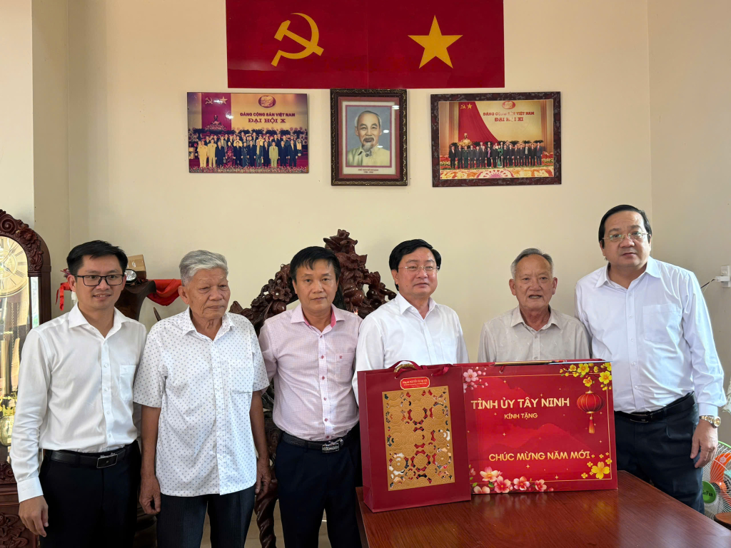 Bí thư Tỉnh ủy Nguyễn Văn Quyết đến thăm, chúc Tết Nguyên Bí thư Tỉnh ủy Long An Trương Văn Tiếp