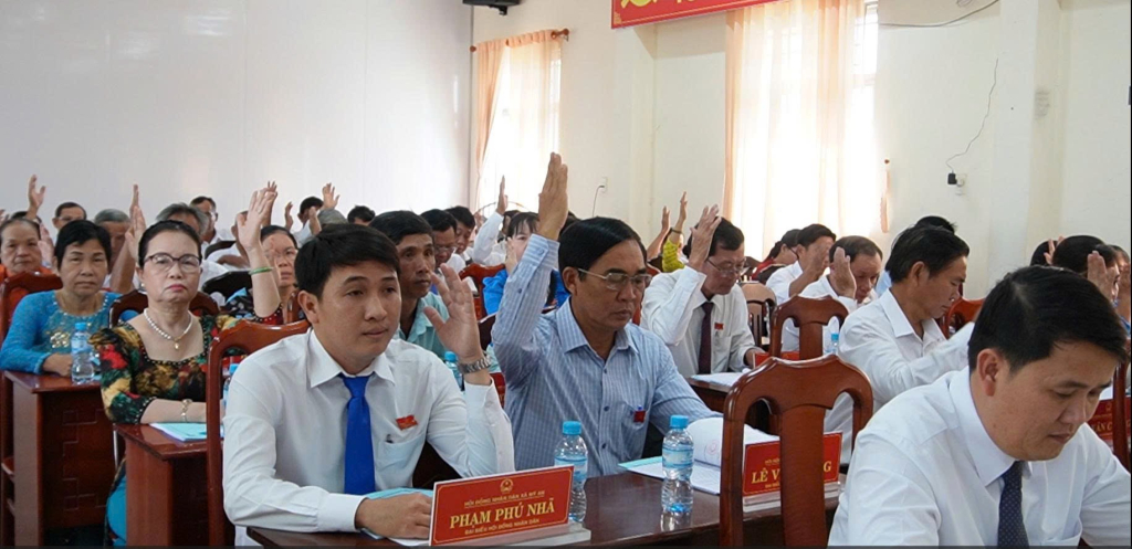 Đại biểu biểu quyết thông qua Nghị quyết 