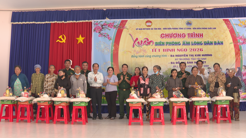 Ban tổ chức trao quà cho người dân tại Chương trình “Xuân biên phòng ấm lòng dân bản” 