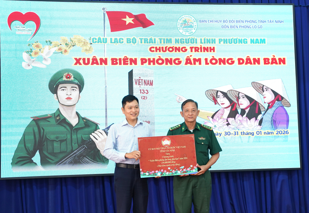 Phó Chủ tịch Ủy ban MTTQVN tỉnh Tây Ninh Nguyễn Tiến Tân trao biểu trưng tặng 210 suất quà cho Ban Chỉ huy BĐBP tỉnh Tây Ninh
