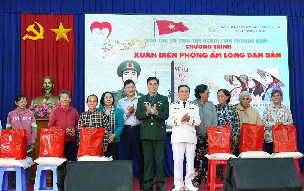 Lãnh đạo UBMTTQVN tỉnh cùng CLB Trái tim người lính phương Nam và các thành viên đoàn công tác trao tặng quà Tết cho người dân 