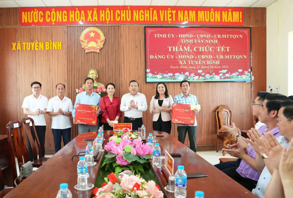 Phó Bí thư Tỉnh ủy, Trưởng Đoàn đại biểu Quốc hội tỉnh Phạm Hùng Thái tặng quà, chúc mừng năm mới xã Tuyên Bình