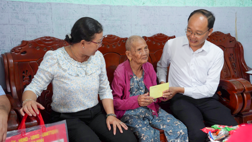 X&atilde; B&igrave;nh H&ograve;a: Thăm B&agrave; mẹ Việt Nam Anh h&ugrave;ng nh&acirc;n dịp Tết Nguy&ecirc;n đ&aacute;n B&iacute;nh Ngọ năm 2026