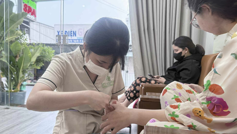 Bạn trẻ 'c&agrave;y' việc xuy&ecirc;n Tết 