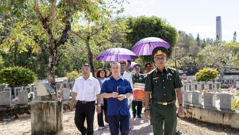 Hỗ trợ di chuyển h&agrave;i cốt liệt sĩ về qu&ecirc; nh&agrave; an t&aacute;ng