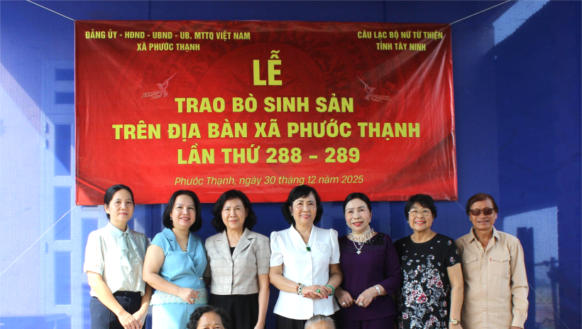 Trao tặng b&ograve; sinh sản cho phụ nữ c&oacute; ho&agrave;n cảnh đặc biệt kh&oacute; khăn tại x&atilde; Phước Thạnh