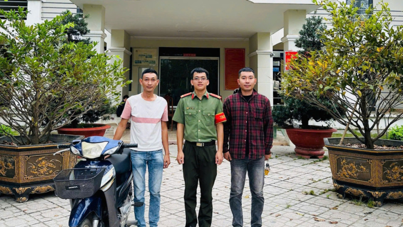 C&ocirc;ng an x&atilde; Dương Minh Ch&acirc;u trao trả t&agrave;i sản cho người d&acirc;n bị mất trộm