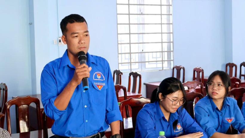 Chủ tịch UBND x&atilde; Tru&ocirc;ng M&iacute;t đối thoại với thanh ni&ecirc;n năm 2025