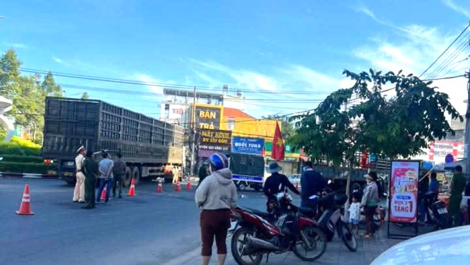 Va chạm xe tải, người đi&ecirc;̀u khi&ecirc;̉n xe m&ocirc; t&ocirc; tử vong 