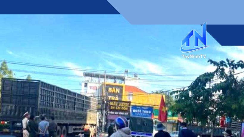 Va chạm xe tải, người đi&ecirc;̀u khi&ecirc;̉n xe m&ocirc; t&ocirc; tử vong
