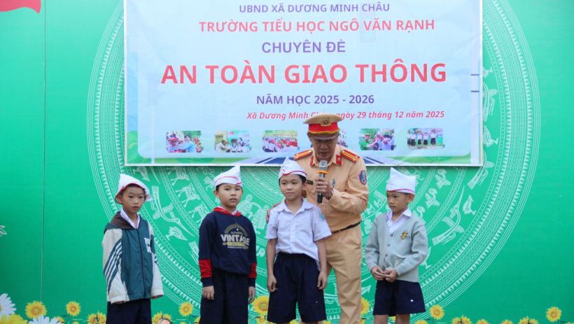 Tuy&ecirc;n truyền an to&agrave;n giao th&ocirc;ng cho học sinh tiểu học