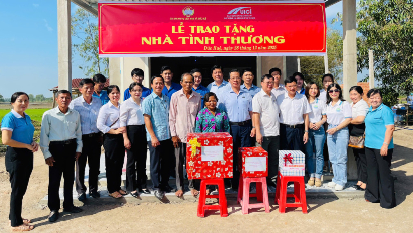 X&atilde; Đức Huệ trao tặng nh&agrave; t&igrave;nh thương cho hộ c&oacute; ho&agrave;n cảnh kh&oacute; khăn