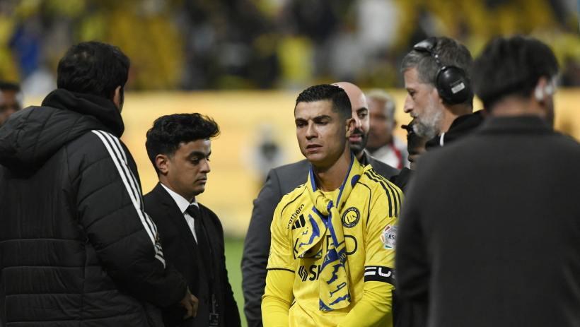 Ronaldo su&yacute;t 'ăn thua đủ' với nh&acirc;n vi&ecirc;n v&igrave; bị h&ocirc; t&ecirc;n Messi ngay trước mặt