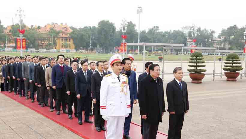 Đo&agrave;n c&aacute;n bộ ng&agrave;nh Nội ch&iacute;nh Đảng v&agrave;o Lăng viếng Chủ tịch Hồ Ch&iacute; Minh