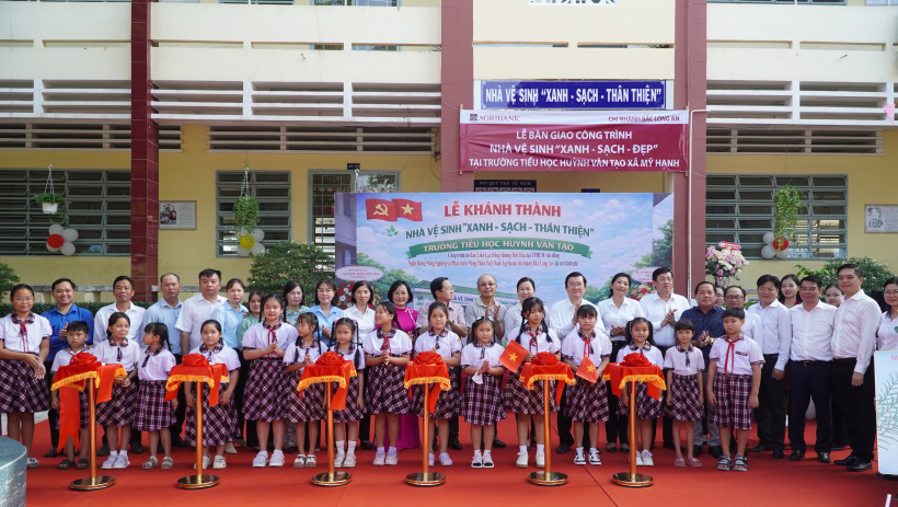 Kh&aacute;nh th&agrave;nh v&agrave; b&agrave;n giao c&ocirc;ng tr&igrave;nh nh&agrave; vệ sinh 'xanh &ndash; sạch &ndash; th&acirc;n thiện'