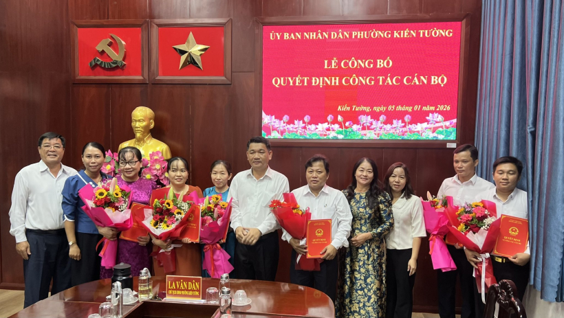 Phường Kiến Tường trao quyết định c&ocirc;ng t&aacute;c c&aacute;n bộ
