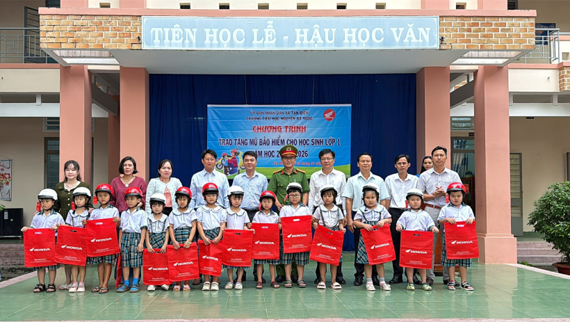 X&atilde; T&acirc;n Bi&ecirc;n: Tặng hơn 500 mũ bảo hiểm cho học sinh lớp 1