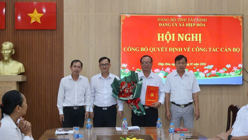 Đảng ủy x&atilde; Hiệp H&ograve;a: C&ocirc;ng bố quyết định về c&ocirc;ng t&aacute;c c&aacute;n bộ 