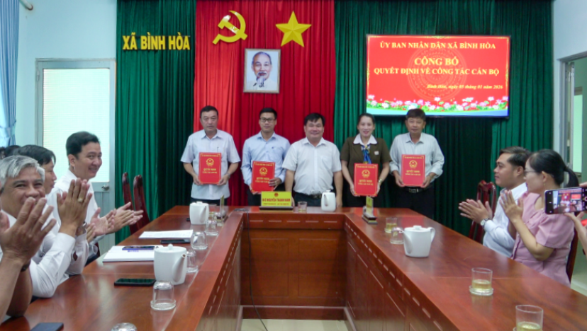 X&atilde; B&igrave;nh H&ograve;a: C&ocirc;ng bố c&aacute;c quyết định c&ocirc;ng t&aacute;c c&aacute;n bộ