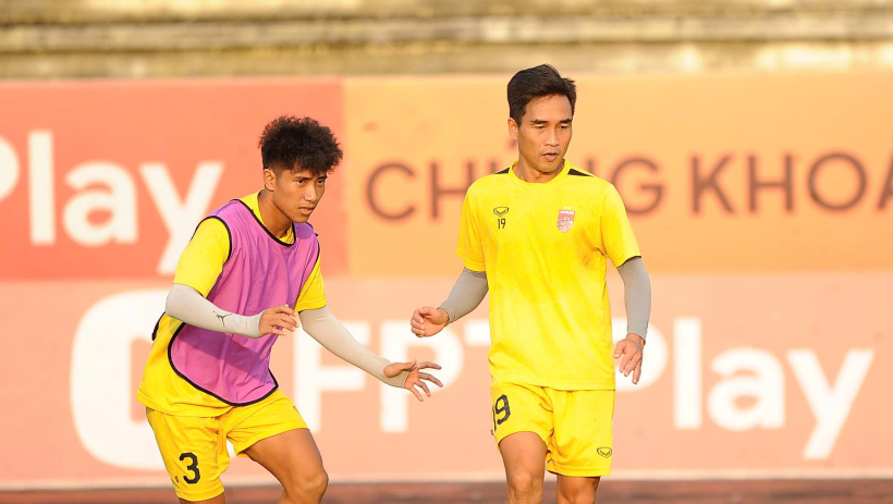 Một ng&agrave;y tập luyện của c&aacute;c cầu thủ C&acirc;u lạc bộ b&oacute;ng đ&aacute; Long An 