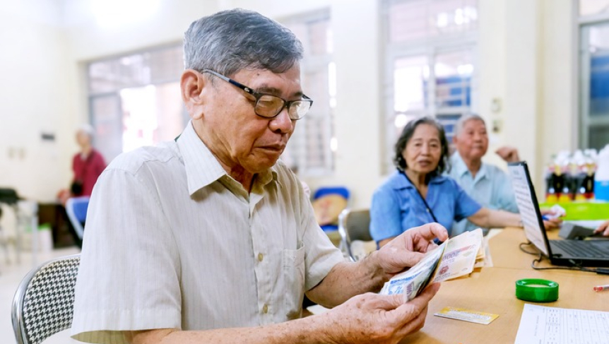 Chi gộp hai th&aacute;ng lương hưu trước Tết Nguy&ecirc;n đ&aacute;n 2026